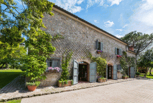 house exterior left villa Palombara umbria